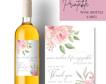 Puede incluir: Una botella de vino con una etiqueta con rosas de acuarela en tonos rosa y verde. La etiqueta incluye el texto "wine makes life enjoyable" y "Thank you for all that you do."