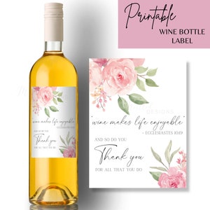 Puede incluir: Una botella de vino con una etiqueta con rosas de acuarela en tonos rosa y verde. La etiqueta incluye el texto "wine makes life enjoyable" y "Thank you for all that you do."