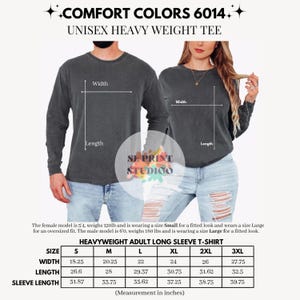 以下が含まれることがあります： チャコールグレーの長袖Tシャツ。幅、丈、袖丈をインチで表示したサイズ表付き。テキストには「Comfort Colors 6014 Unisex Heavy Weight Tee」とあり、Sから3XLまでのサイズ測定値が記載された表が含まれています。