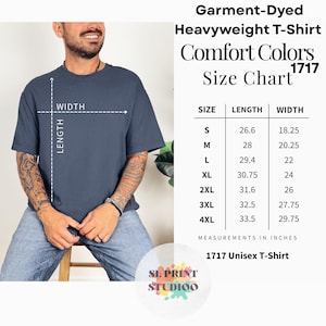以下が含まれることがあります： Comfort Colors 1717のサイズチャートが記載されたダークブルーのヘビーウェイトTシャツ。チャートにはSから4XLまでのサイズと、インチ単位の長さと幅の測定値が記載されています。テキストにはGarment-Dyed Heavyweight T-Shirtと含まれています。