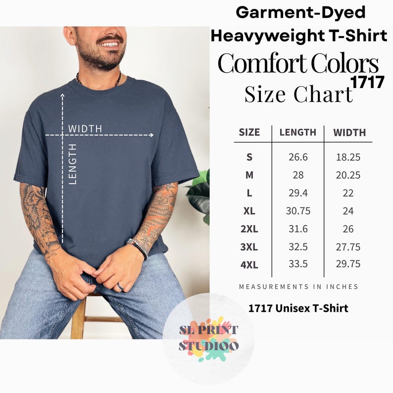 以下が含まれることがあります： Comfort Colors 1717のサイズチャートが記載されたダークブルーのヘビーウェイトTシャツ。チャートにはSから4XLまでのサイズと、インチ単位の長さと幅の測定値が記載されています。テキストにはGarment-Dyed Heavyweight T-Shirtと含まれています。