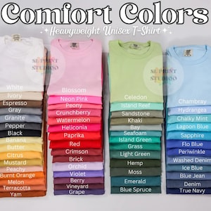 以下が含まれることがあります： 4つの垂直なスタックに配置されたComfort ColorsのヘビーウェイトユニセックスTシャツのコレクション。画像には、白、ピンク、緑、青の色合いを含む、それぞれの名前が付けられたさまざまな無地のTシャツが写っています。