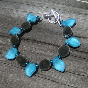 MGAMBO ZAAD ARMBAND! Geweldige 'fluwelenzaad'-sieraden gemaakt in Hawaï! Prachtige oceaanblauwe zeeglaskleur en zeldzame Maui-nerts! Fluwelen goedheid