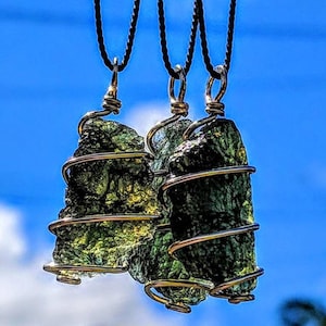 MOLDAVIT KETTE IN GOLD! 12 Kt echter tschechischer Tektit Anhänger. Synergy 12 Chakra Kristalle. Metaphysischen Schmuck Alien Meteorit Wire Wrap.
