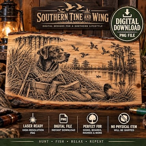 Può includere: Un'insegna in legno con un'incisione laser di un Labrador seduto in una palude con anatre, canne e alberi. Il testo recita SOUTHERN TINE AND WING, DIGITAL DESIGNS FOR A SOUTHERN LIFESTYLE, DIGITAL DOWNLOAD, PNG FILE.