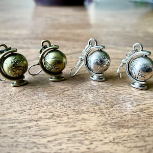Boucles d'oreilles globe terrestre en rotation / Petite boucle d'oreille en métal avec breloque / Planète ronde, voyage dans le monde / Bronze argenté / Idée cadeau mignonne