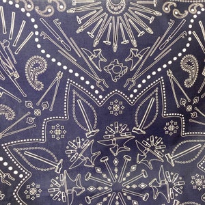 Puede incluir: Un pa&ntilde;uelo azul con un patr&oacute;n paisley blanco y un dise&ntilde;o de herramientas de herrero, incluyendo un martillo, un yunque, tenazas y una herradura.