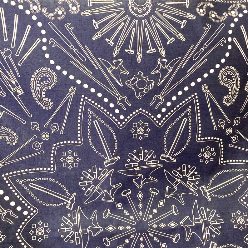 Puede incluir: Un pa&ntilde;uelo azul con un patr&oacute;n paisley blanco y un dise&ntilde;o de herramientas de herrero, incluyendo un martillo, un yunque, tenazas y una herradura.