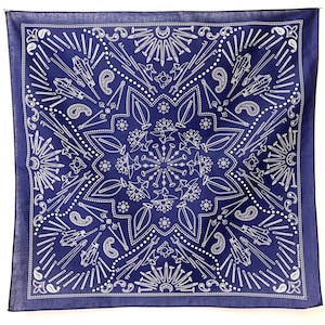 Puede incluir: Un pa&ntilde;uelo azul con un dise&ntilde;o blanco de varias herramientas y un patr&oacute;n paisley. Las herramientas incluyen martillos, yunques y clavos.