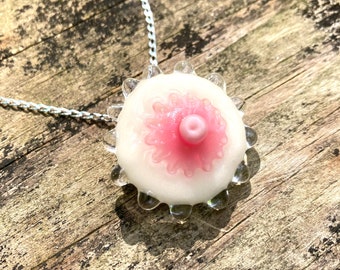 Ciondolo a forma di capezzolo in vetro borosilicato fatto a mano su catenina in argento sterling.