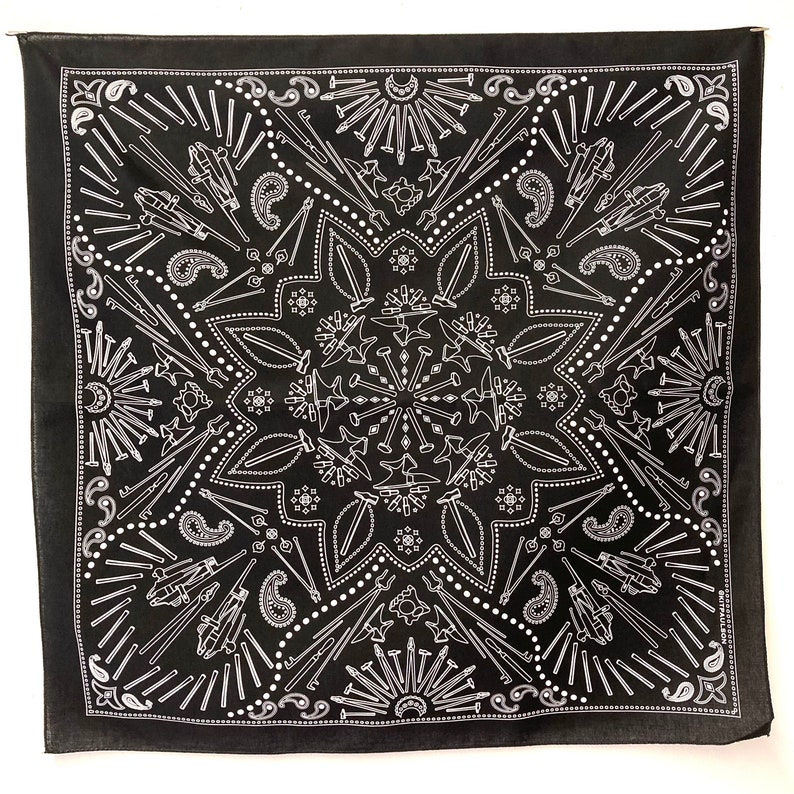 Puede incluir: Bandana negra con un dise&ntilde;o blanco de varias herramientas y un patr&oacute;n paisley. El dise&ntilde;o est&aacute; centrado y es sim&eacute;trico.