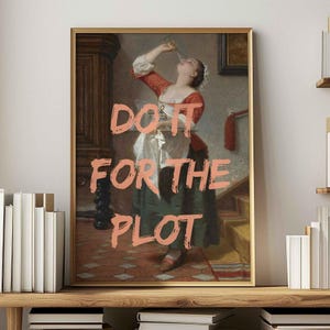 Op de afbeelding: Een vintage schilderij van een vrouw in een rode jurk en een witte schort, die een dienblad vasthoudt. De tekst "DO IT FOR THE PLOT" is in een perzikkleurige kleur over de afbeelding gelegd.