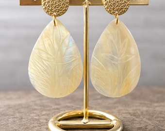Women's mother-of-pearl teardrop earrings with gold flower design – Elegant boho-chic jewelry – Gift idea for women, weddings, evenings out