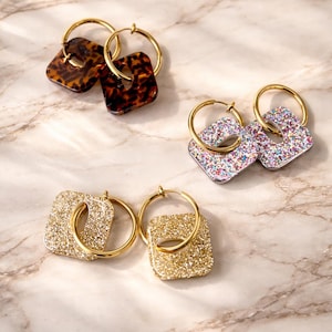 Clip-Ohrringe aus Edelstahl (18 mm) & quadratischer Acetat-Anhänger – Glitzerndes Gold, braunes Terrazzo, mehrfarbig