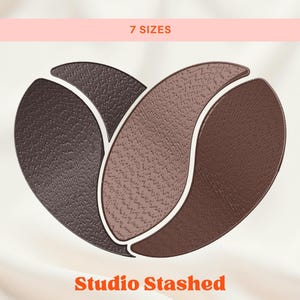 Op de afbeelding: Een hartvormig ontwerp bestaande uit drie bruine secties met verschillende texturen en witte contouren. De tekst "7 SIZES" staat bovenaan en "Studio Stashed" onderaan. Het ontwerp is waarschijnlijk voor een product met meerdere maten.