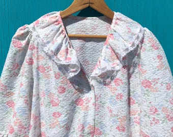 Vintage Housecoat Duster Floral Ruffles Seersucker Size Medium Lightweight White Pink