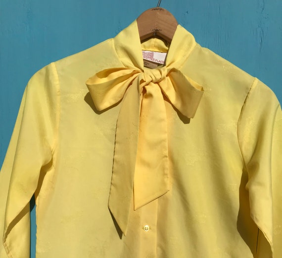 1970s Tie Collar Yellow Tiger Blouse Bow Neck Pol… - image 3