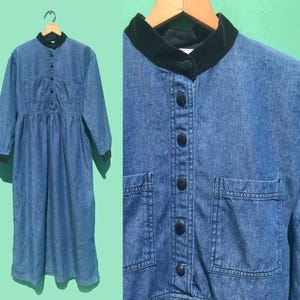 以下が含まれることがあります： 黒い襟と袖口が付いた長袖デニムドレス。 ドレスはボタンダウンフロント、2つの胸ポケット、ギャザーウエストが特徴です。 ドレスは木製のハンガーに掛かっています。