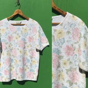 1990s Floral Sweater Top Short Sleeves Size Medium Spring Summer Pink Blue All Over Print Vintage Pullover