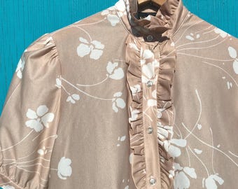 1970s High Collar Floral Blouse Tan Brown White Ruffle Jabot Button Up Vintage Short Sleeve Top