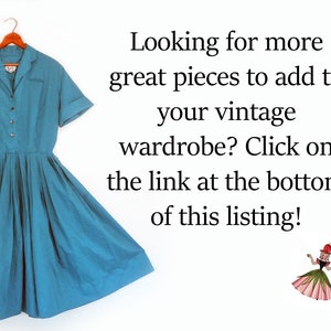 Puede incluir: Un vestido vintage azul turquesa con botones y mangas cortas. El vestido tiene una falda completa y est&aacute; colgado en una percha de madera. El texto "Looking for more great pieces to add to your vintage wardrobe? Click on the link at the bottom of this listing!" est&aacute; escrito en negro sobre un fondo blanco.