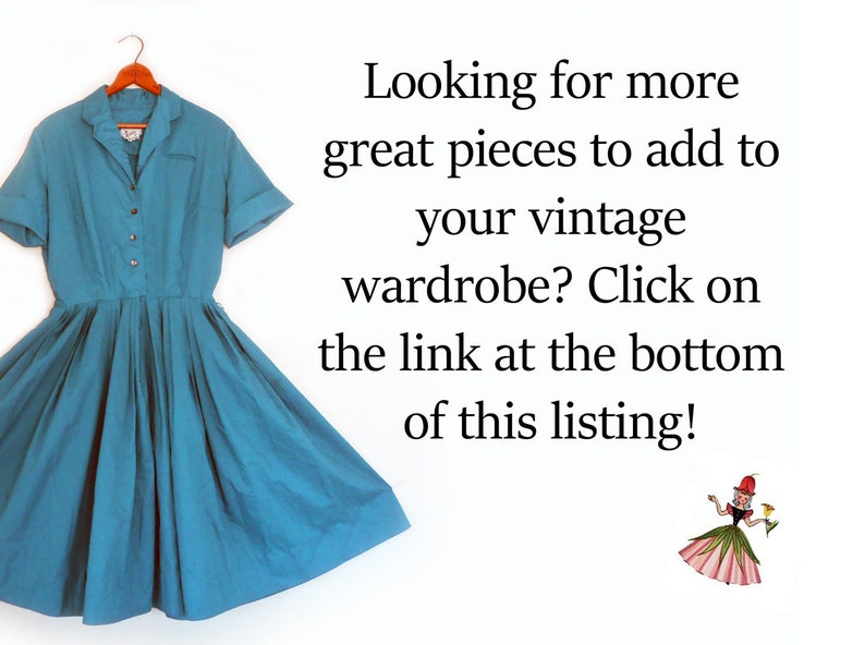 Puede incluir: Un vestido vintage azul turquesa con botones y mangas cortas. El vestido tiene una falda completa y est&aacute; colgado en una percha de madera. El texto "Looking for more great pieces to add to your vintage wardrobe? Click on the link at the bottom of this listing!" est&aacute; escrito en negro sobre un fondo blanco.