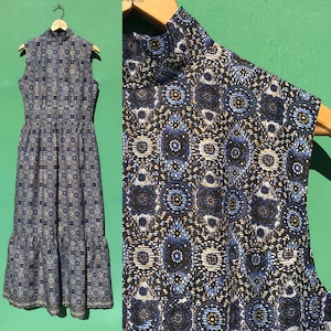 1970s High Collar Evening Dress Size Small Medium Sleeveless Vintage Maxi Hostess Paisley Blue Cream