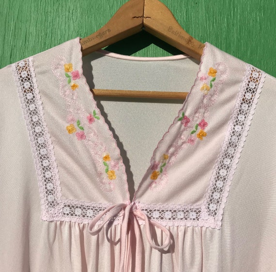 1980s Pink Nylon Robe Sz Med Embroidered Yoke Lon… - image 3