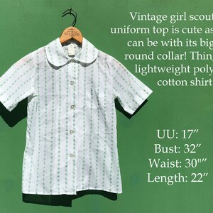 Puede incluir: Camisa blanca de manga corta con un patr&oacute;n de diamantes verdes y un cuello redondo grande. La camisa tiene un cierre de botones en la parte delantera y un bolsillo en el lado izquierdo. La camisa mide 17 pulgadas de largo, 32 pulgadas de busto, 30 pulgadas de cintura y 22 pulgadas de largo.
