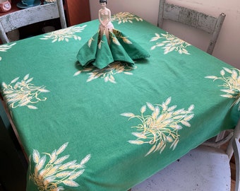 Mantel y servilletas vintage Wilendur con racimos de trigo amarillo sobre fondo verde.