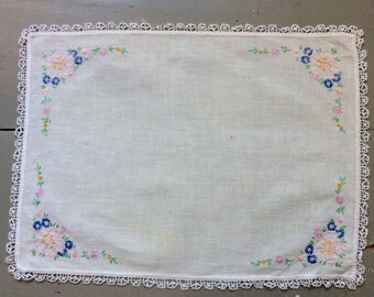 Vintage Embroidered Table Center Dainty Daisies Pretty Pastel Floral Crocheted Edge Retro Kitchen