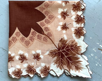 Pañuelo vintage con estampado de hojas de roble otoñales.