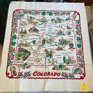 Vintage 1940 Souvenir Tischdecke Colorado MWT NWT NOS Cowboys & Dinosaurier Retro Kitchen State Map Dalmatiner Co