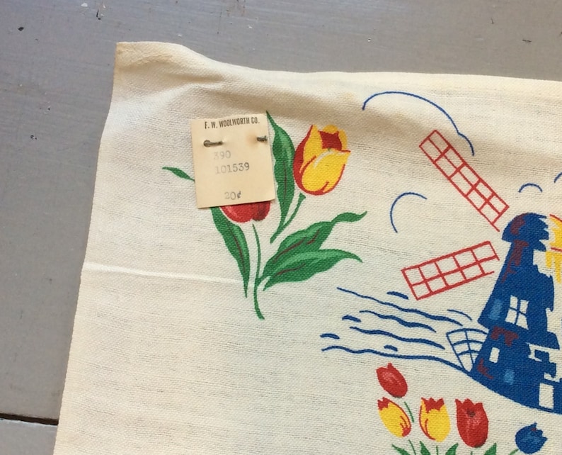Vintage Tea Towel Happy Dutch Couple Gathers Tulips NOS Retro Kitchen