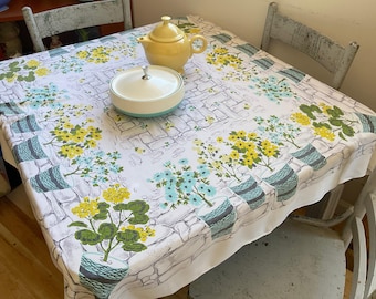Mantel vintage con macetas en la pared del jardín en azul aguamarina y amarillo, Marlene Linens ML