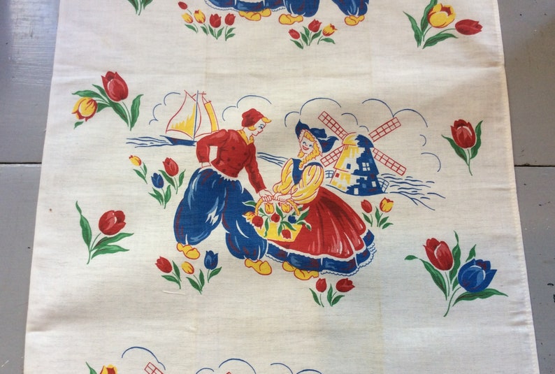 Vintage Tea Towel Happy Dutch Couple Gathers Tulips NOS Retro Kitchen