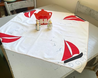 Mantel vintage con veleros en el agua, bordado y con aplicaciones.