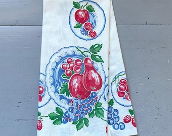Toalla vintage con colorido plato de frutas de cerezas y uvas