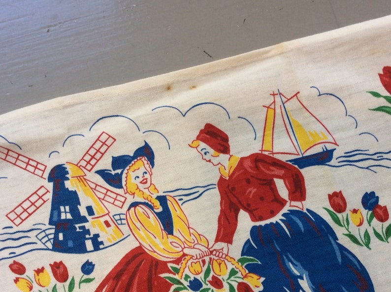 Vintage Tea Towel Happy Dutch Couple Gathers Tulips NOS Retro Kitchen