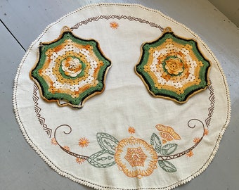 Vintage Embroidered Table Center & Crocheted Potholder Pair Country Cottage Linen Lot