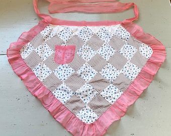 Delantal vintage con forma de diamante estilo patchwork con capullos de rosa azules