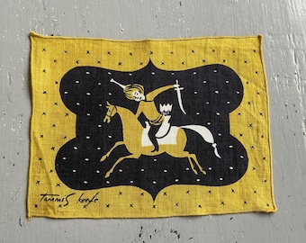 Servilleta de cóctel vintage de Tammis Keefe, dorada y negra, con diseño de un persa a caballo con una cimitarra.