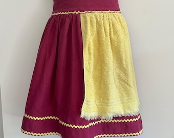 Delantal vintage color burdeos con toalla de rizo amarilla