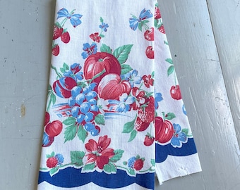 Paño de cocina vintage con coloridas manzanas y cerezas con lazos.