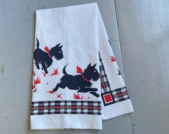 Toalla vintage con adorables perros Scotty retozando.
