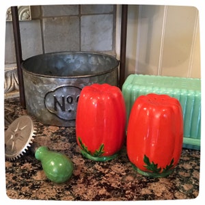 Maruhon Ware tomato pottery salt & pepper shakers vegetable kitchen orange Japan