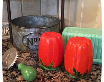 Maruhon Ware tomato pottery salt & pepper shakers vegetable kitchen orange Japan