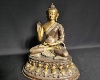 Statua di Buddha in bronzo realizzata a mano (34 cm) – Abhaya Mudra, Trono di Loto