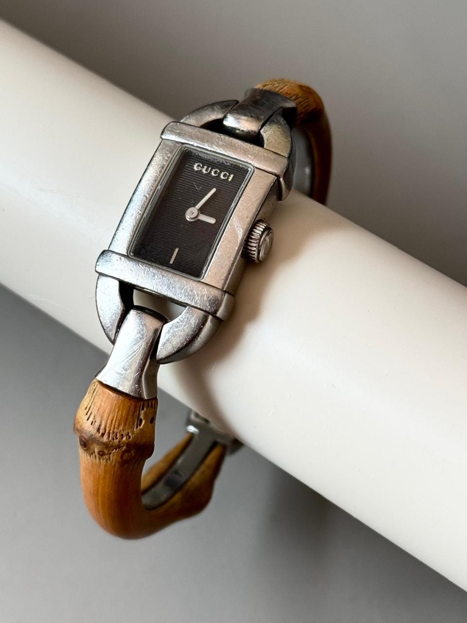 1990年代の象徴的なヴィンテージグッチバンブーウォッチ、6800SL