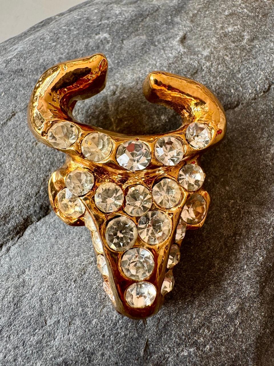 クリスチャン・ラクロワの象徴的なブルヘッドブローチ • 1990年代の